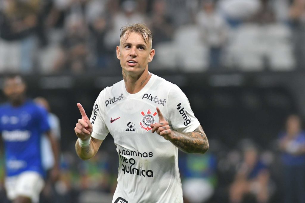 Roger Guedes de Corintios celebra tras anotar el segundo gol durante un partido entre Corintios y Cruzeiro del Campeonato Brasileiro 2023