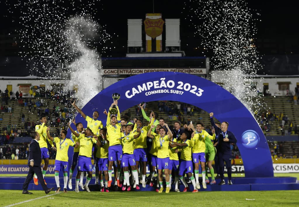 A Seleção Brasileira comemora o título do Sul-Americano Sub-17