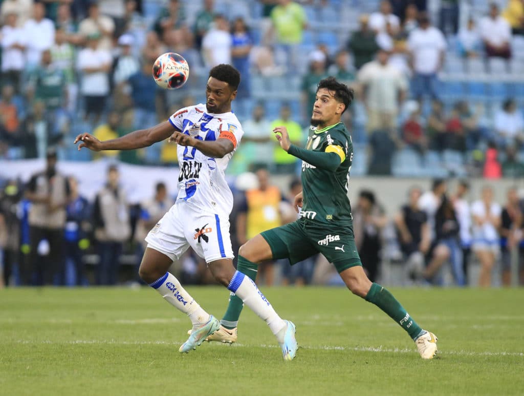 Bruno Mezenga em ação contra o Palmeiras