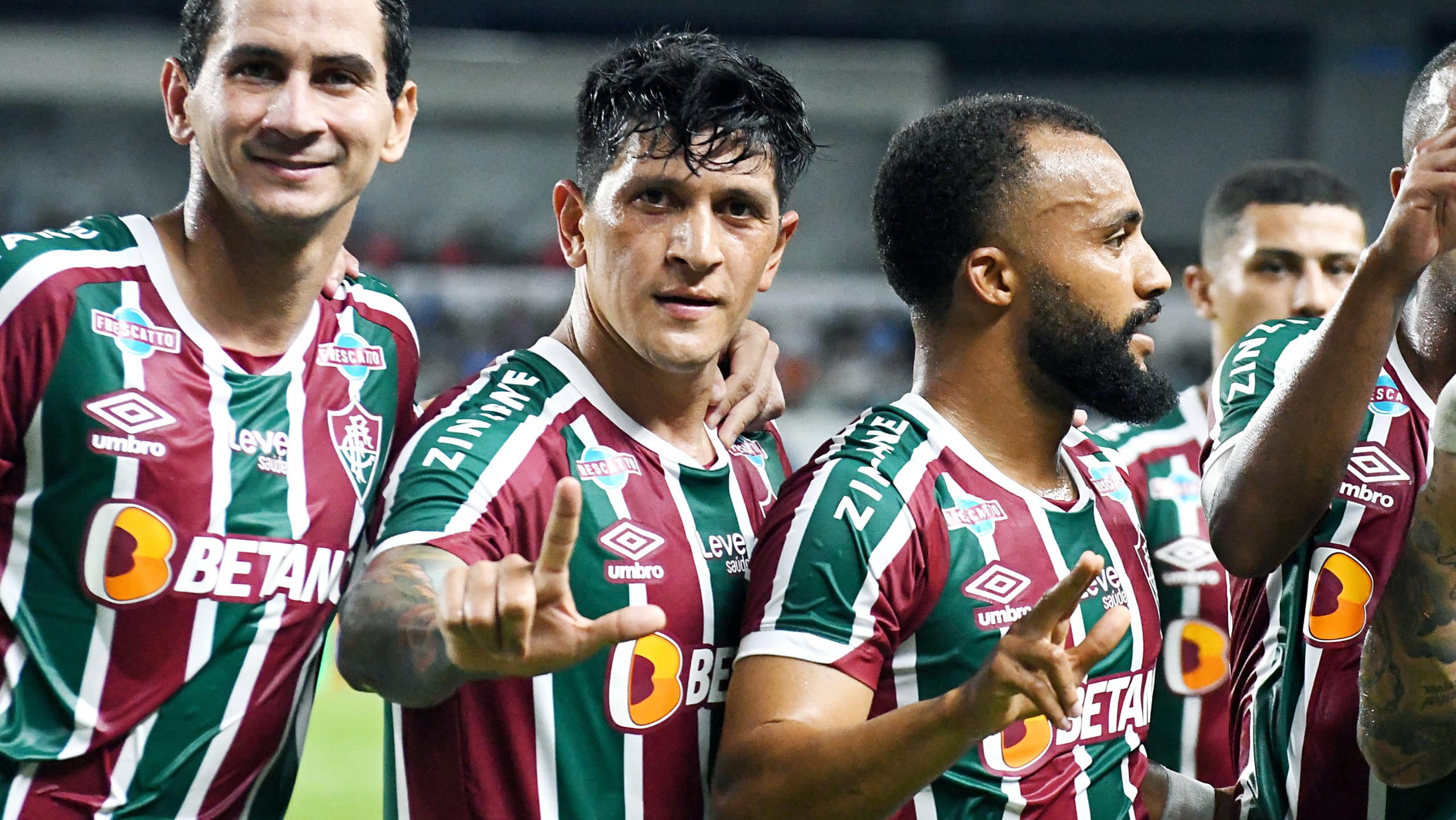 Jogadores do Fluminense comemoram o gol de Cano