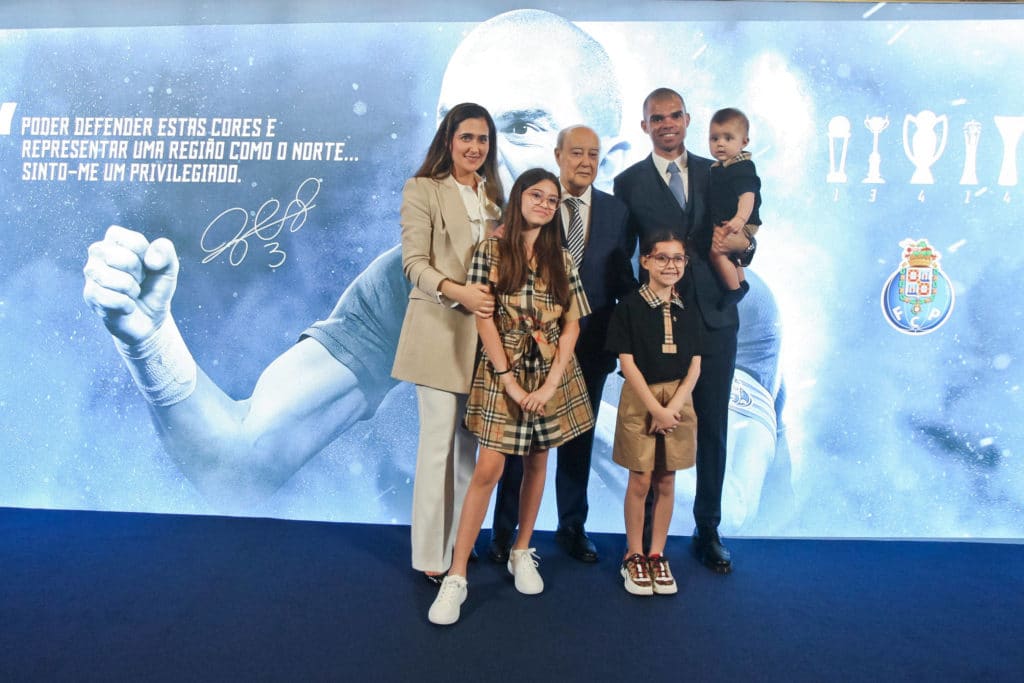 Pepe com a família e o presidente do Porto, Pinto da Costa