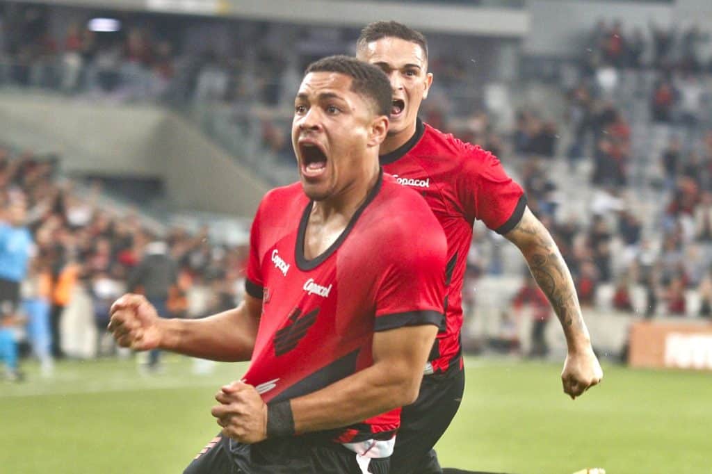 Vitor Roque comemora o seu gol no jogo