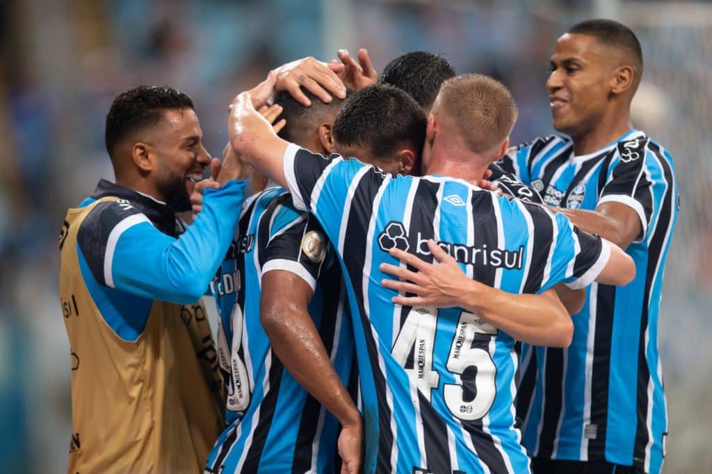 Jogadores do Grêmio comemoram o gol de Everton Galdino.