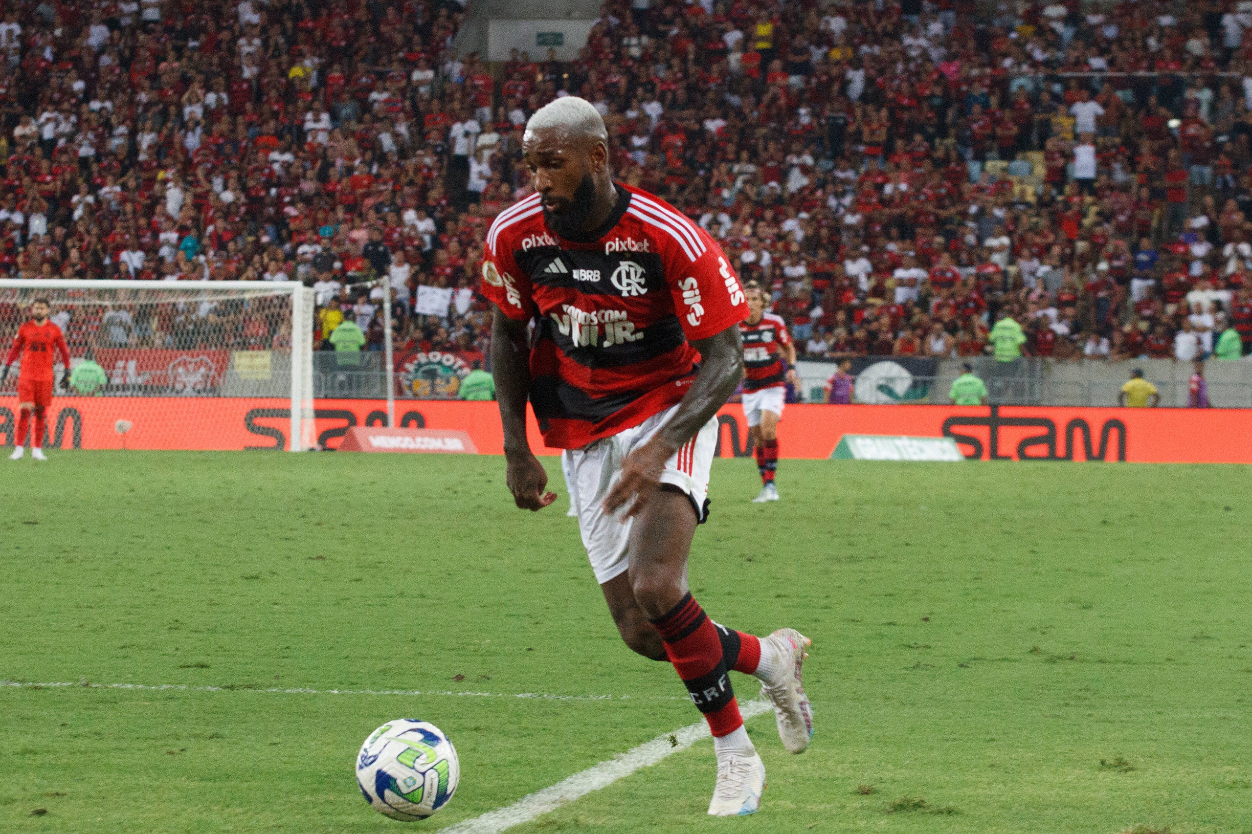 Jogo de futebol entre Flamengo e Cruzeiro.