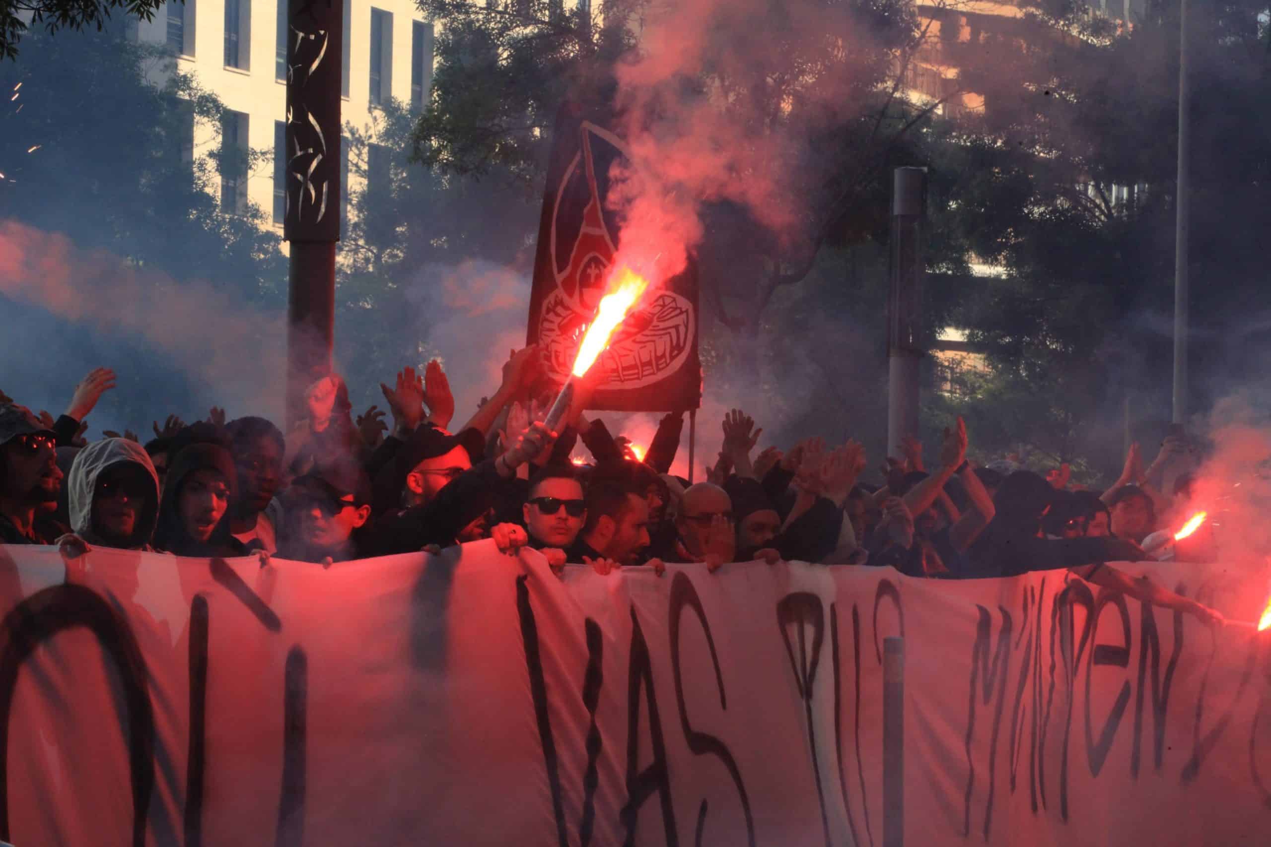 Torcida do PSG protesta em Paris