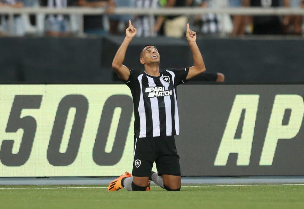 Victor Sá comemora o seu golaço pelo Botafogo
