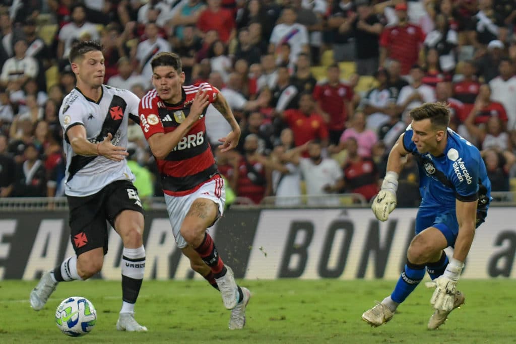 Ayrton Lucas foi um dos destaques do Flamengo