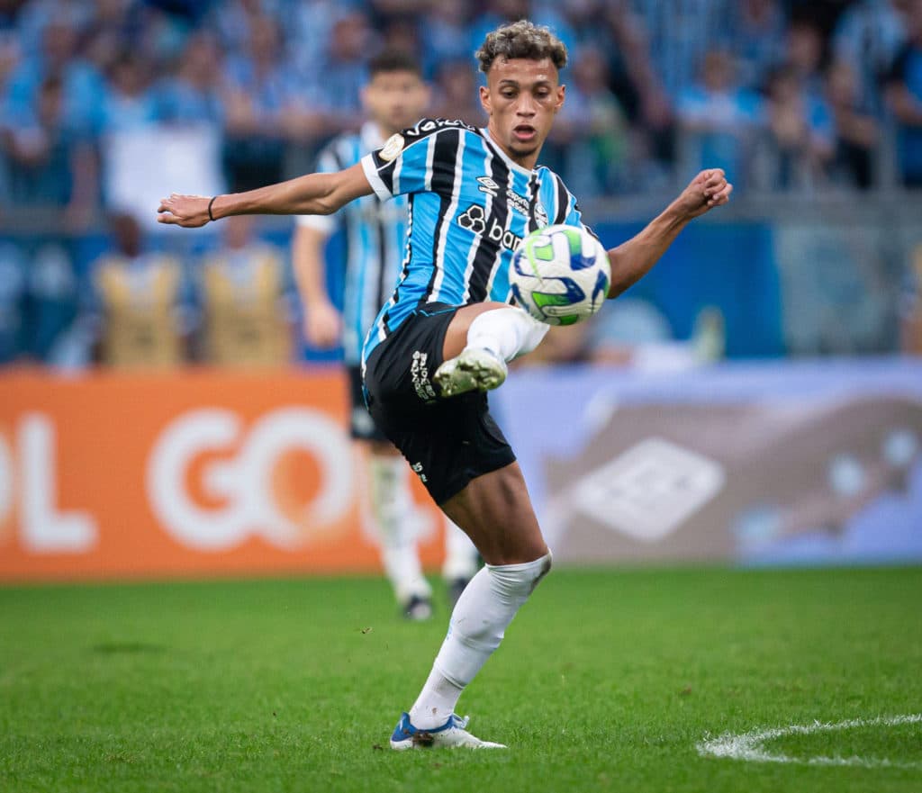 Bitello em ação pelo Grêmio