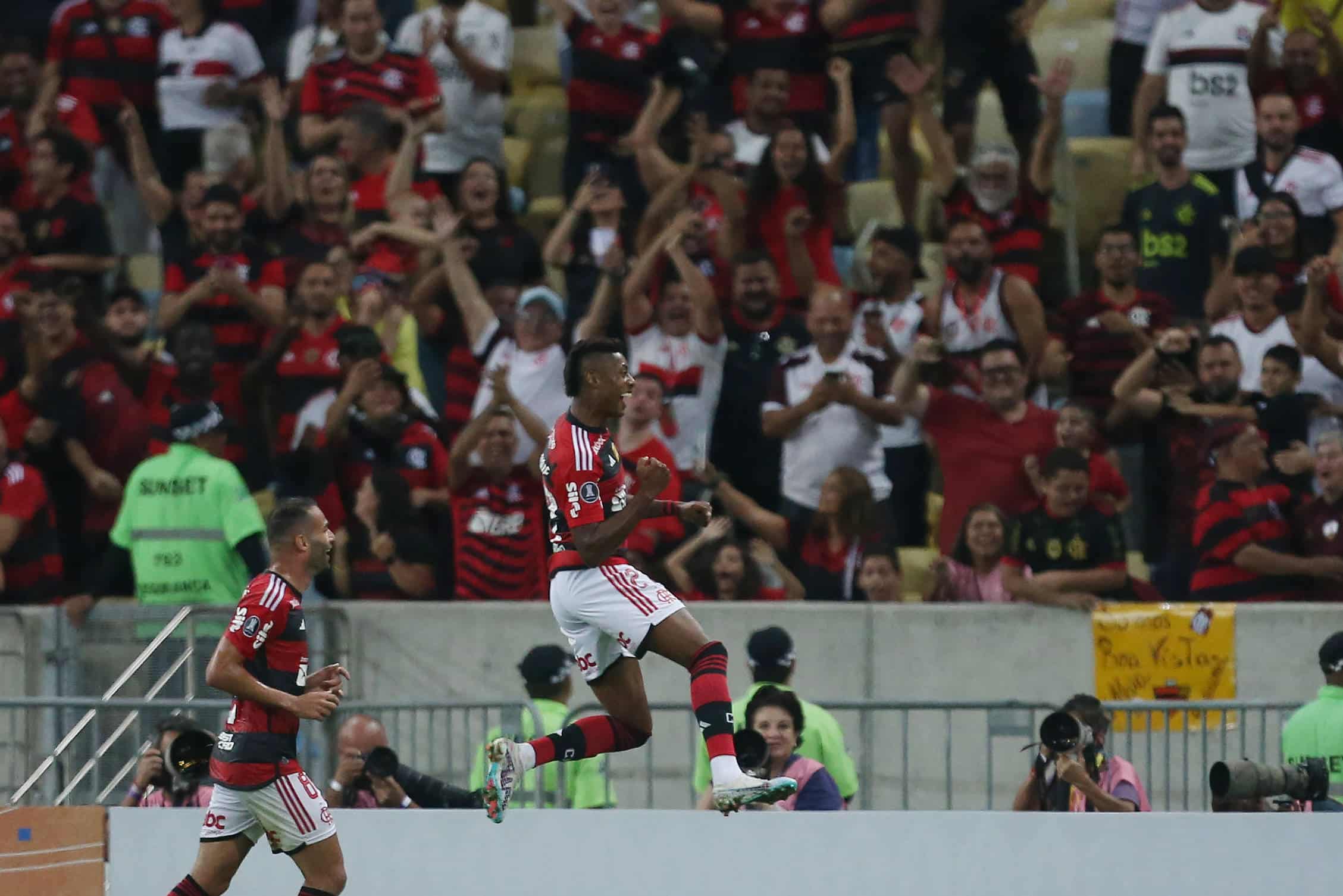 Bruno Henrique comemora o seu gol diante do Aucas