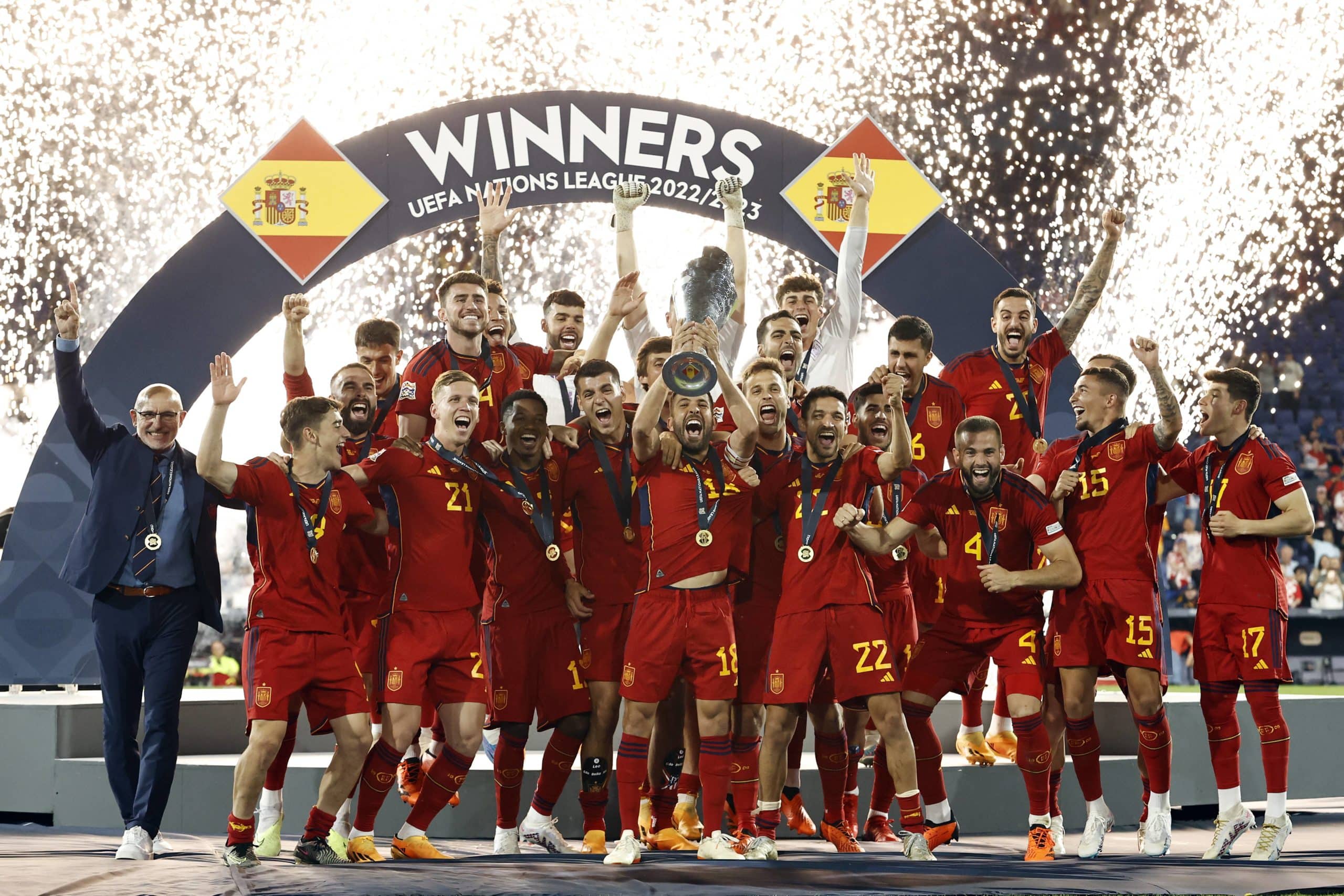 Jogadores da Espanha comemoram o título
