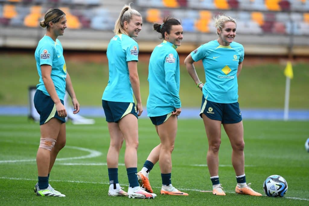 TREINAMENTO DA AUSTRÁLIA WWC23, Kyra Cooney-Cross, Charlotte Grant, Hayley Raso e Ellie Carpenter da Austrália observam durante uma sessão de treinamento da equipe australiana como parte da Copa do Mundo Feminina da FIFA 2023