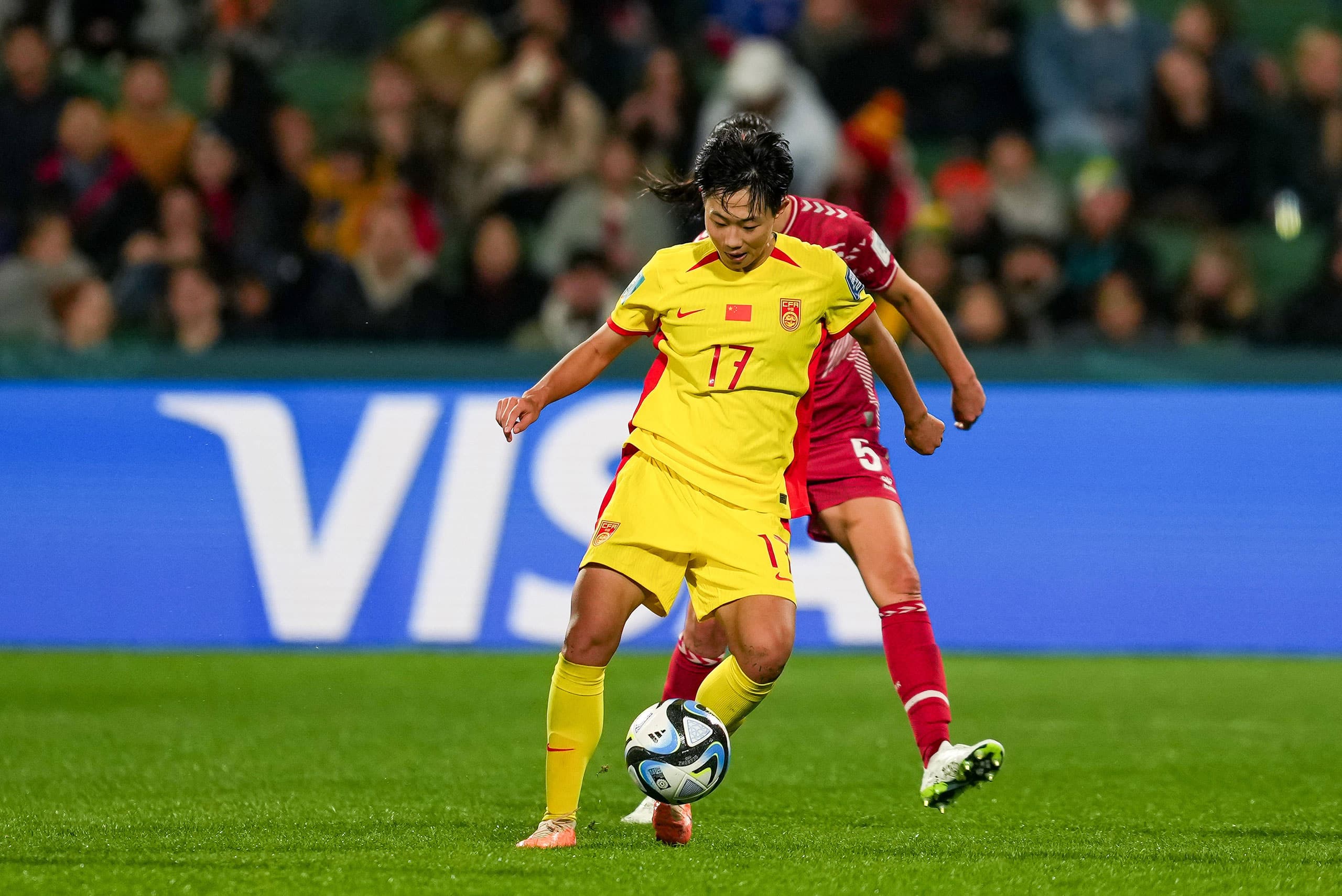 Chengshu Wu (17 China PR) controla a bola durante a partida de futebol do Grupo D da Copa do Mundo Feminina da FIFA 2023 entre Dinamarca e China no Perth Rectangular Stadium em Perth.