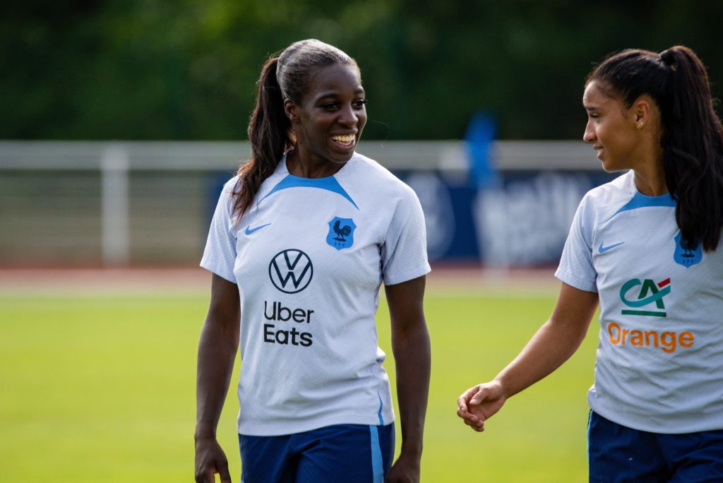 Viviane Asseyi da França e Sakina Karchaoui da França durante o treinamento da seleção francesa, preparação para a Copa do Mundo Feminina da FIFA 2023 em 4 de julho de 2023 no Centre National du Football em Clairefontaine-en-Yvelines, França