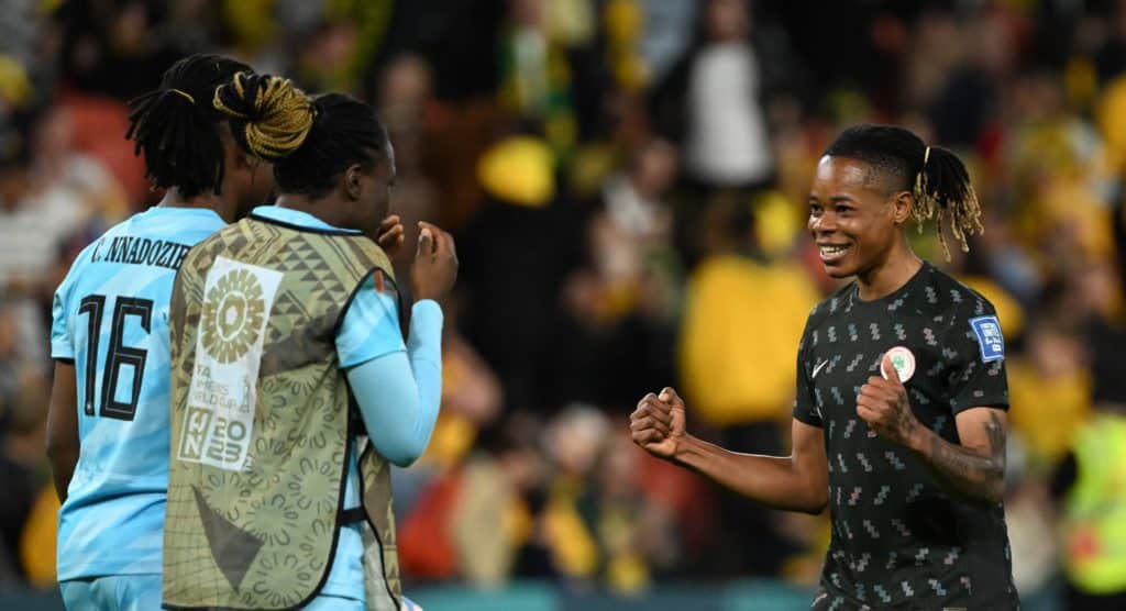 WWC23 AUSTRÁLIA NIGÉRIA, Glory Ogbonna (à direita) da Nigéria comemora a vitória com companheiros de equipe na partida de futebol da Copa do Mundo Feminina da FIFA 2023 entre Austrália e Nigéria no Brisbane Stadium em Brisbane