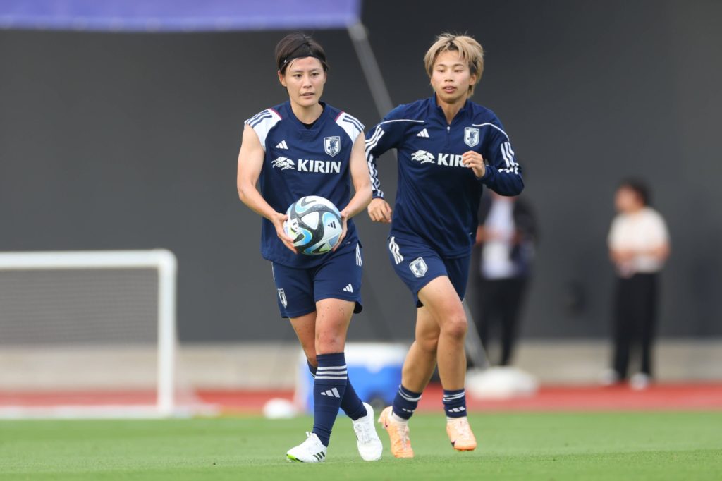 (da esquerda para a direita) Hikaru Naomoto, Mina Tanaka (JPN), 27 DE JUNHO DE 2023 - Futebol / Futebol: Seleção Feminina do Japão, campo de treinamento da Seleção Nacional no JFA YUME Field, em Chiba, Japão.