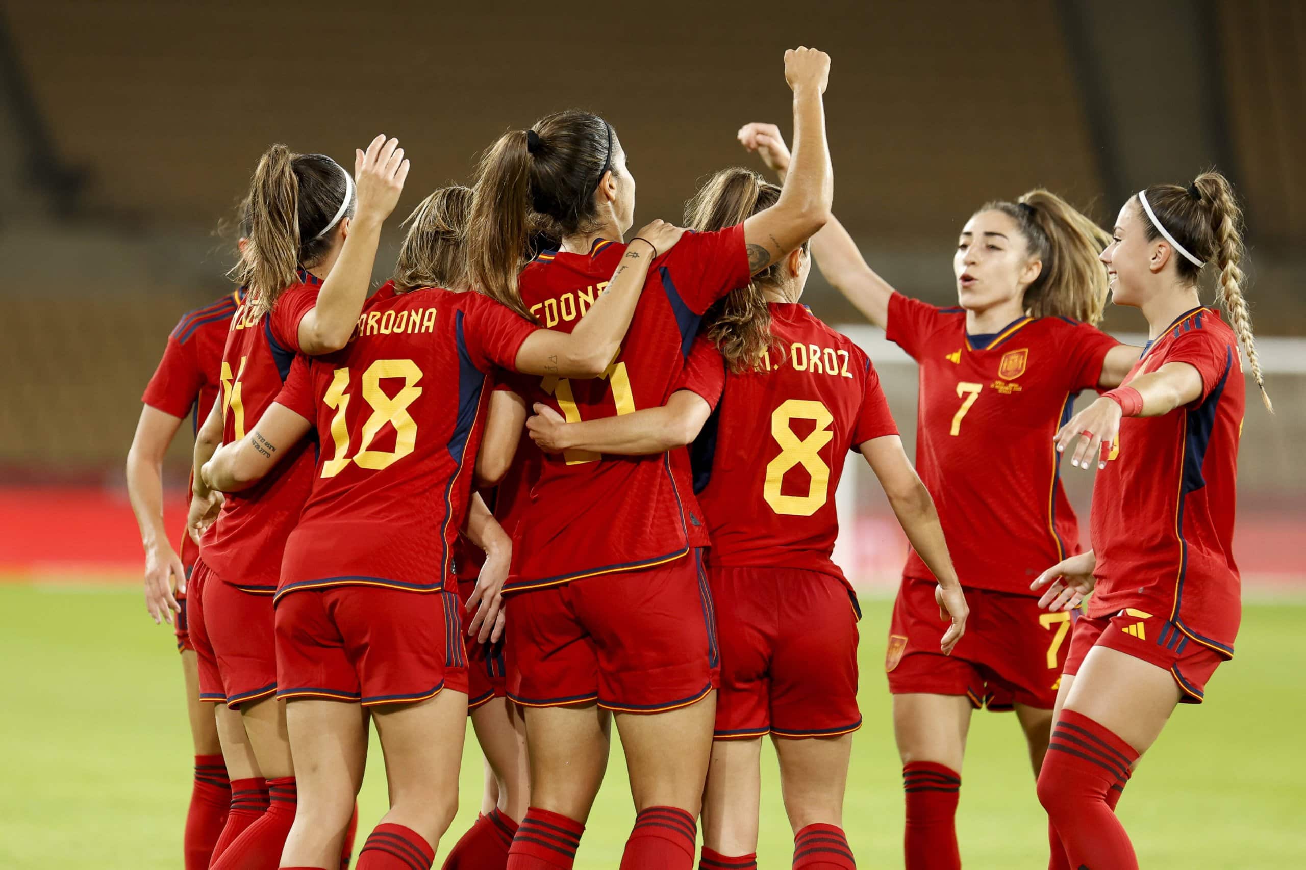 15 de novembro de 2022, Sevilha, Espanha: Jogadoras da Espanha comemoram após marcar 1 a 0 durante o amistoso entre a Seleção Feminina da Espanha e a Seleção Feminina do Japão no Estadio La Cartuja Seville, Espanha