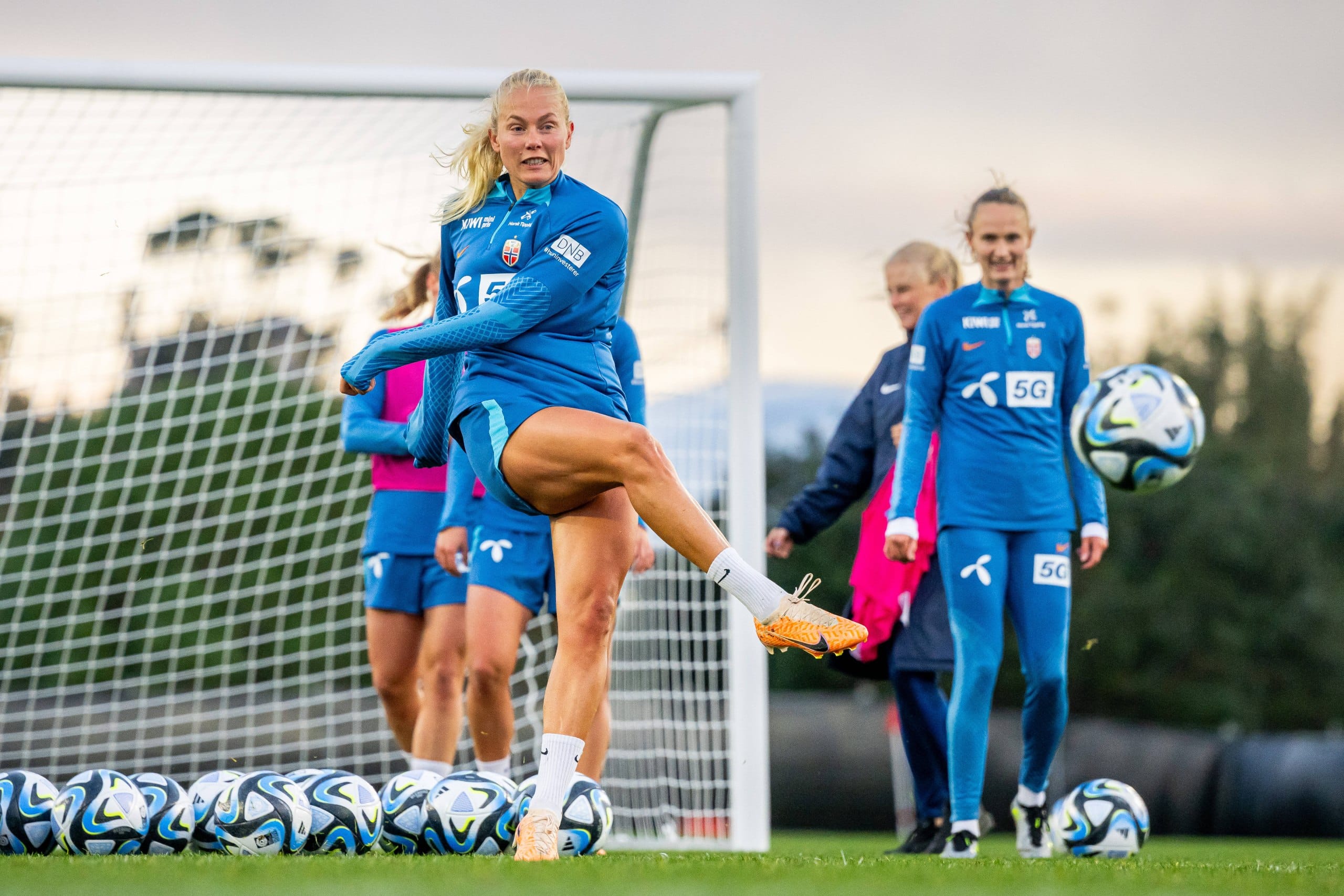 230726 Guro Bergsvand da seleção norueguesa de futebol feminino em uma sessão de treinamento durante a Copa do Mundo Feminina da FIFA em 26 de julho de 2023 em Auckland.