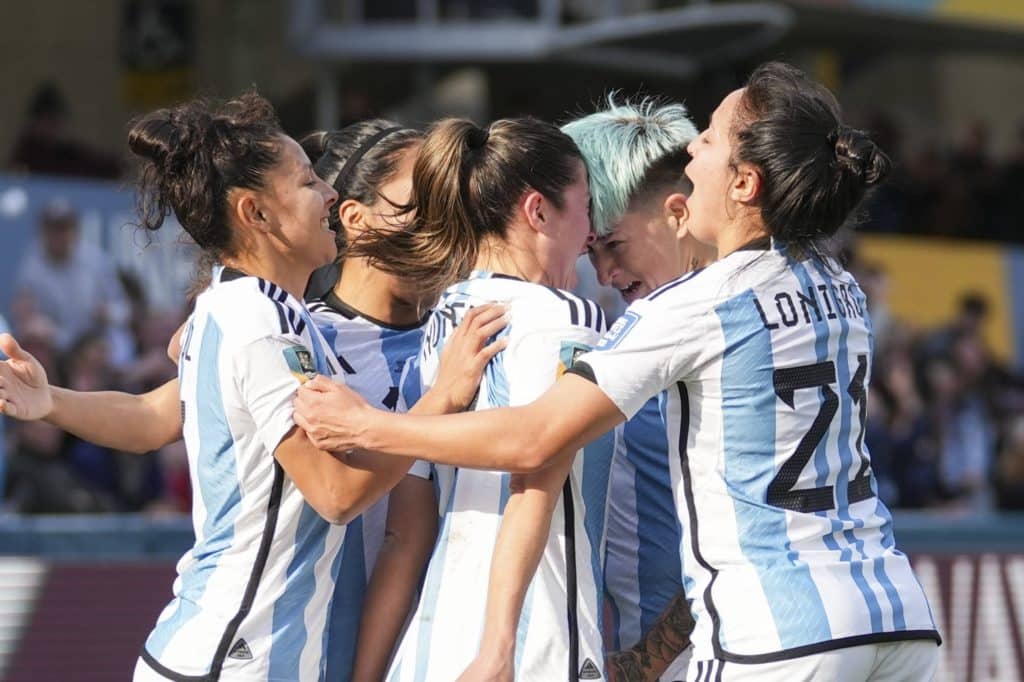 Seleção argentina comemora o segundo gol da Copa do Mundo Feminina, jogo do grupo G, contra a África do Sul.