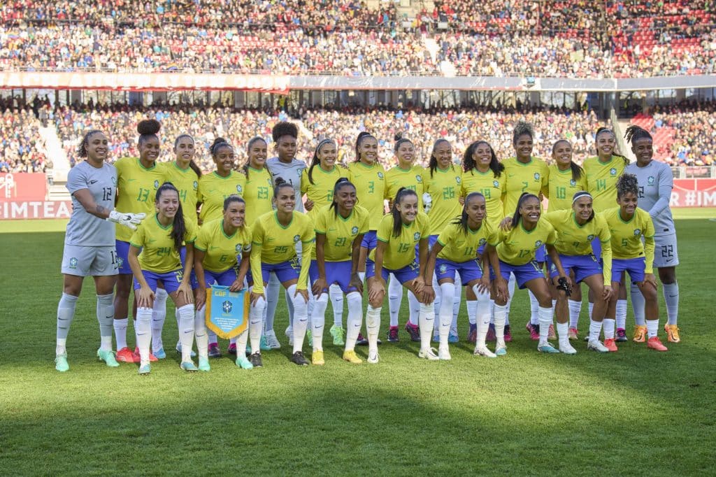 Foto da equipe do Brasil no amistoso feminino da DFB.