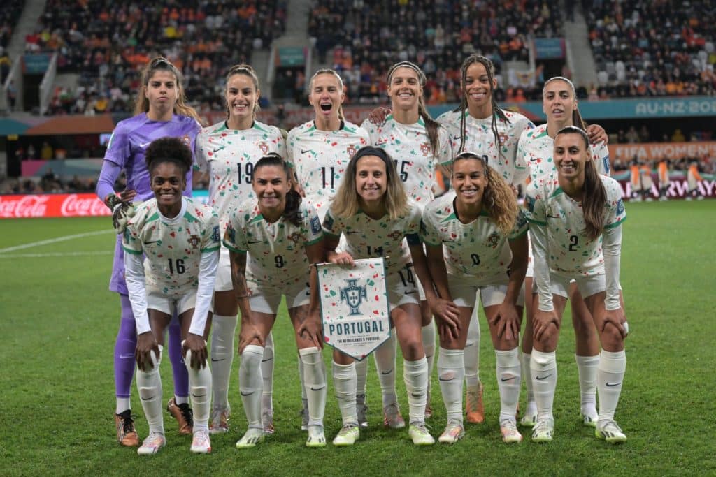 Seleção feminina de futebol de Portugal posa para foto de grupo durante a Copa do Mundo Feminina da FIFA