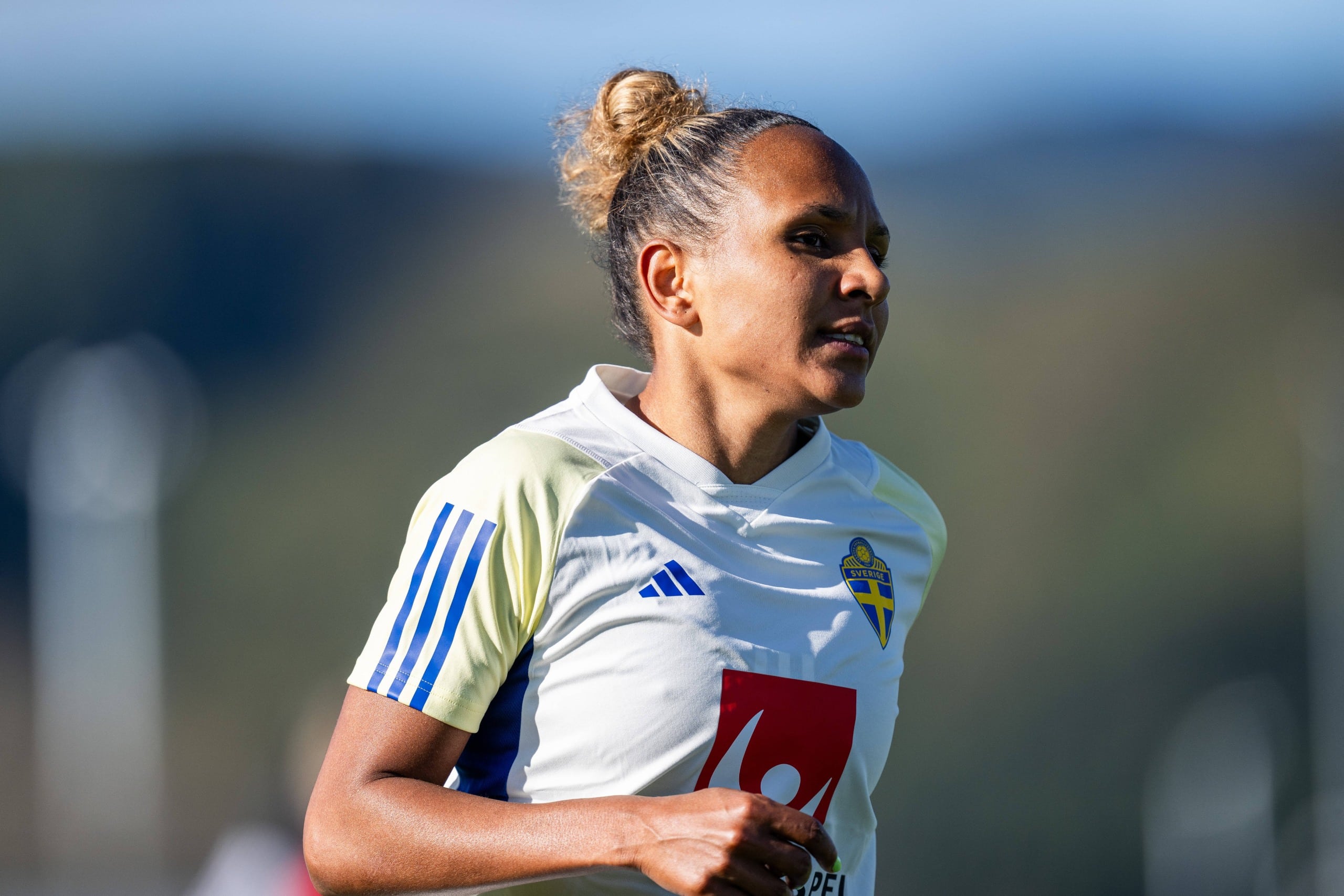 Madelen Janogy, da seleção sueca de futebol feminino, em uma sessão de treinamento antes da Copa do Mundo Feminina da FIFA em 12 de julho de 2023 em Upper Hutt.