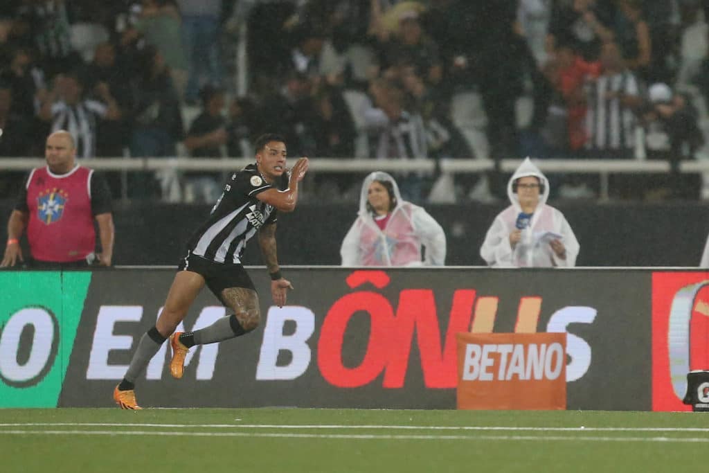 Carlos Alberto comemora o segundo gol do Bota