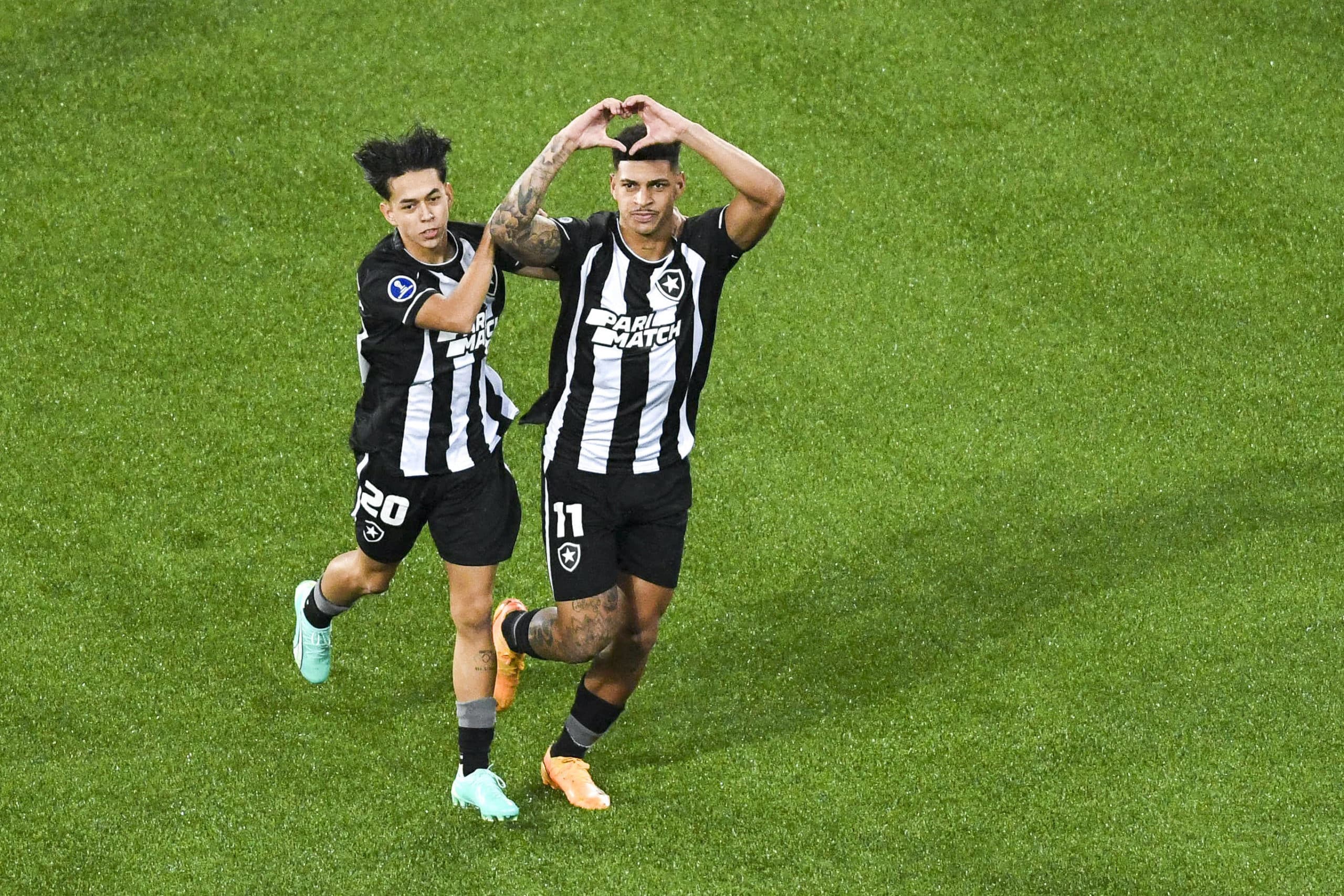 Luis Enrique e Segovinha comemoram o gol do Bota