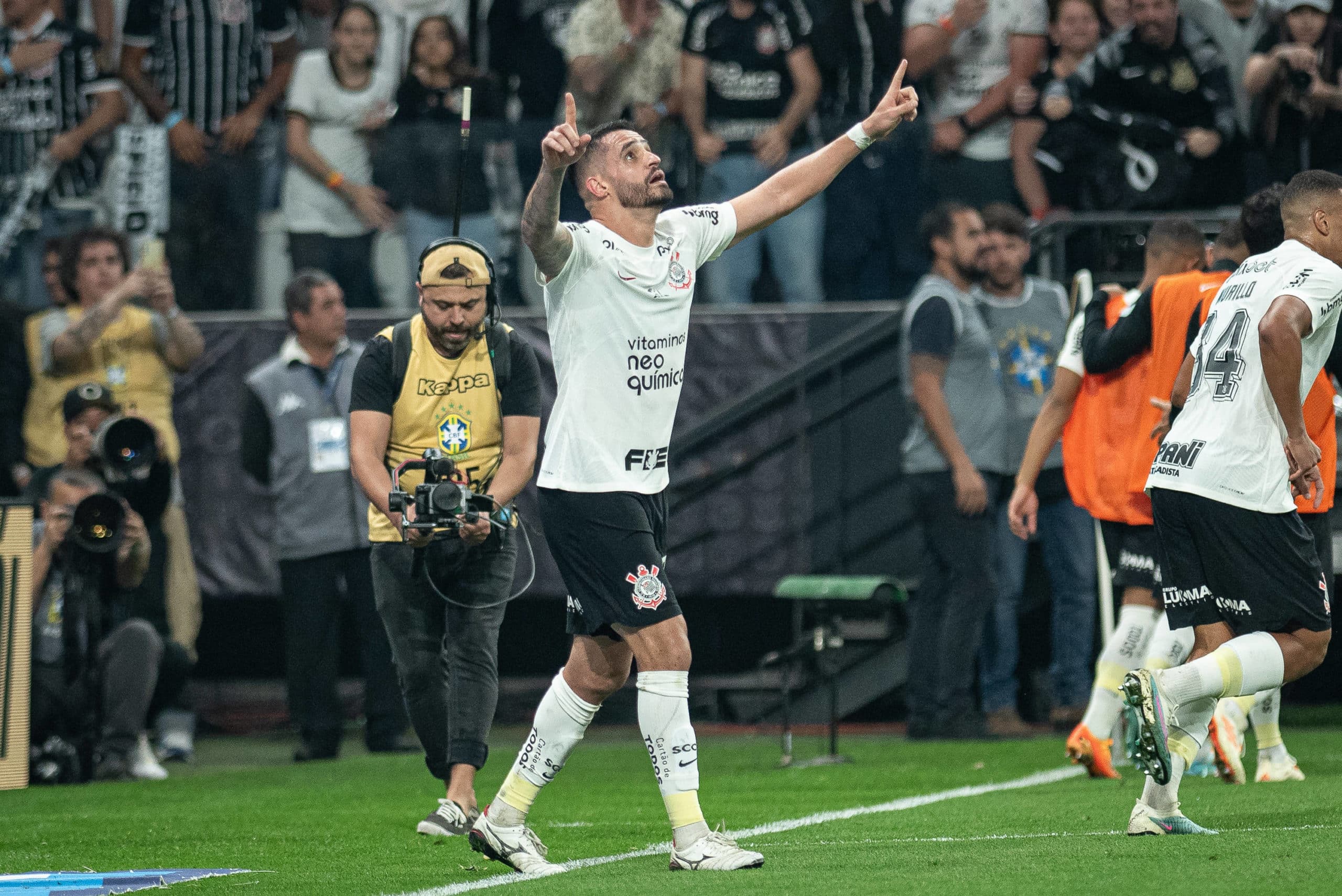 Renato Augusto marcou os dois gols do Corinthians