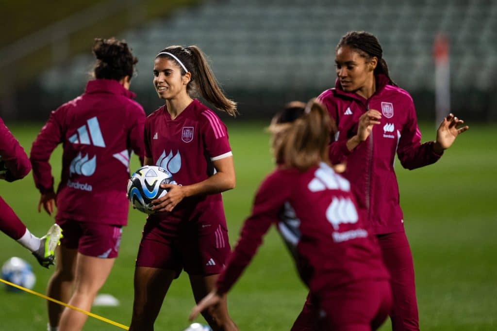 Alba Redondo e Salma Paralluelo, da seleção espanhola de futebol feminino, em um treino durante a Copa do Mundo Feminina da FIFA em 13 de agosto de 2023 em Auckland.