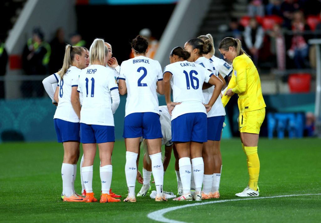 China x Inglaterra - Copa do Mundo Feminina da FIFA 2023 - Grupo D - Estádio Hindmarsh Jogadoras da Inglaterra se reúnem para uma conversa de equipe antes da Copa do Mundo Feminina da FIFA 2023, partida do Grupo D no Estádio Hindmarsh em Adelaide, Austrália.
