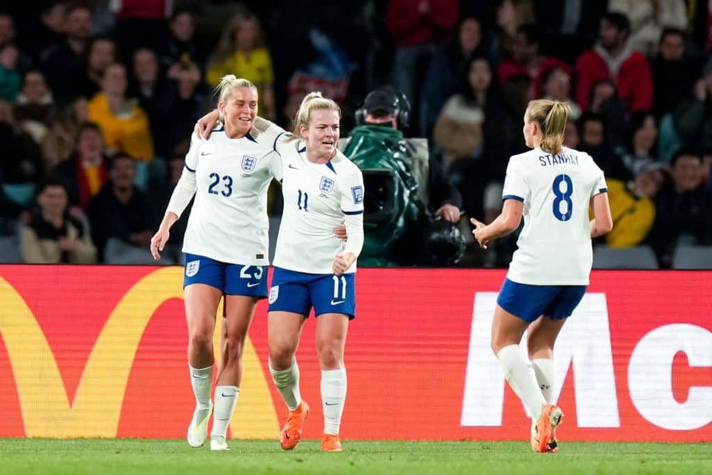 Lauren Hemp comemora com suas companheiras de equipe depois de marcar o primeiro gol de sua equipe durante a Copa do Mundo Feminina da FIFA.