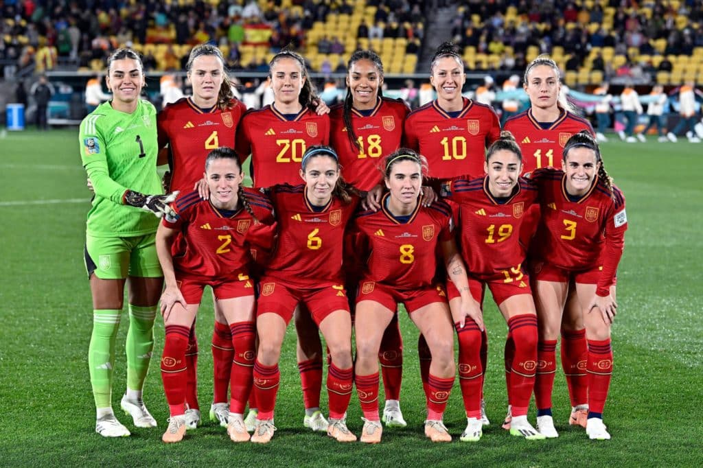 Jogadoras da Espanha posam para foto do time.