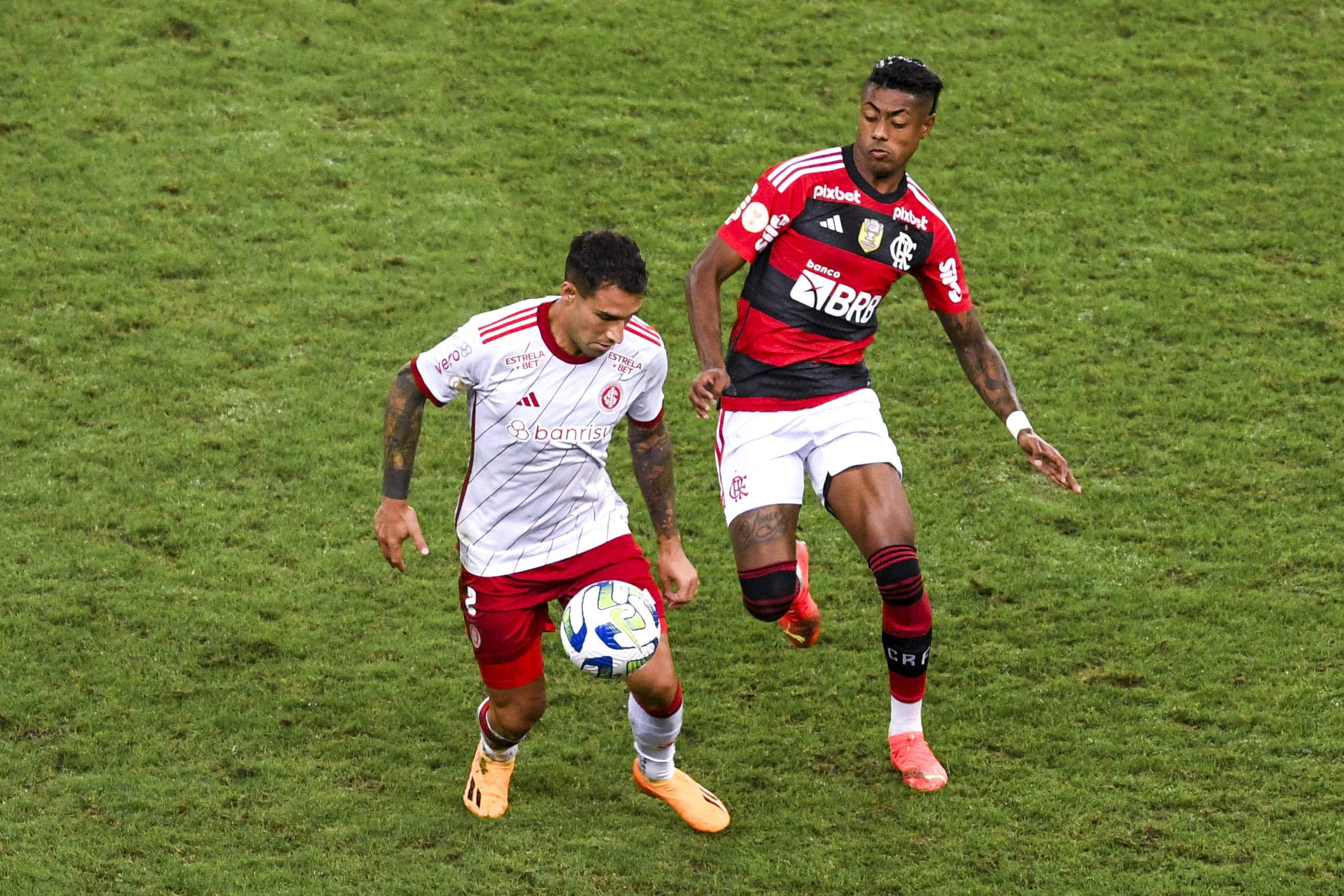 Bruno Henrique disputa bola com Mallo