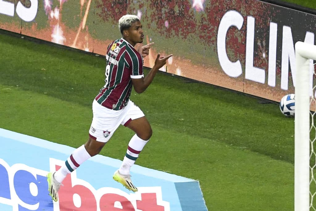 John Kennedy comemora o segundo gol do Fluminense