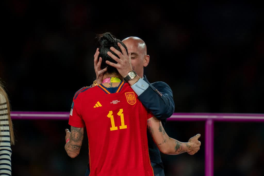 Luis Rubiales beijou jogadora da Espanha à força