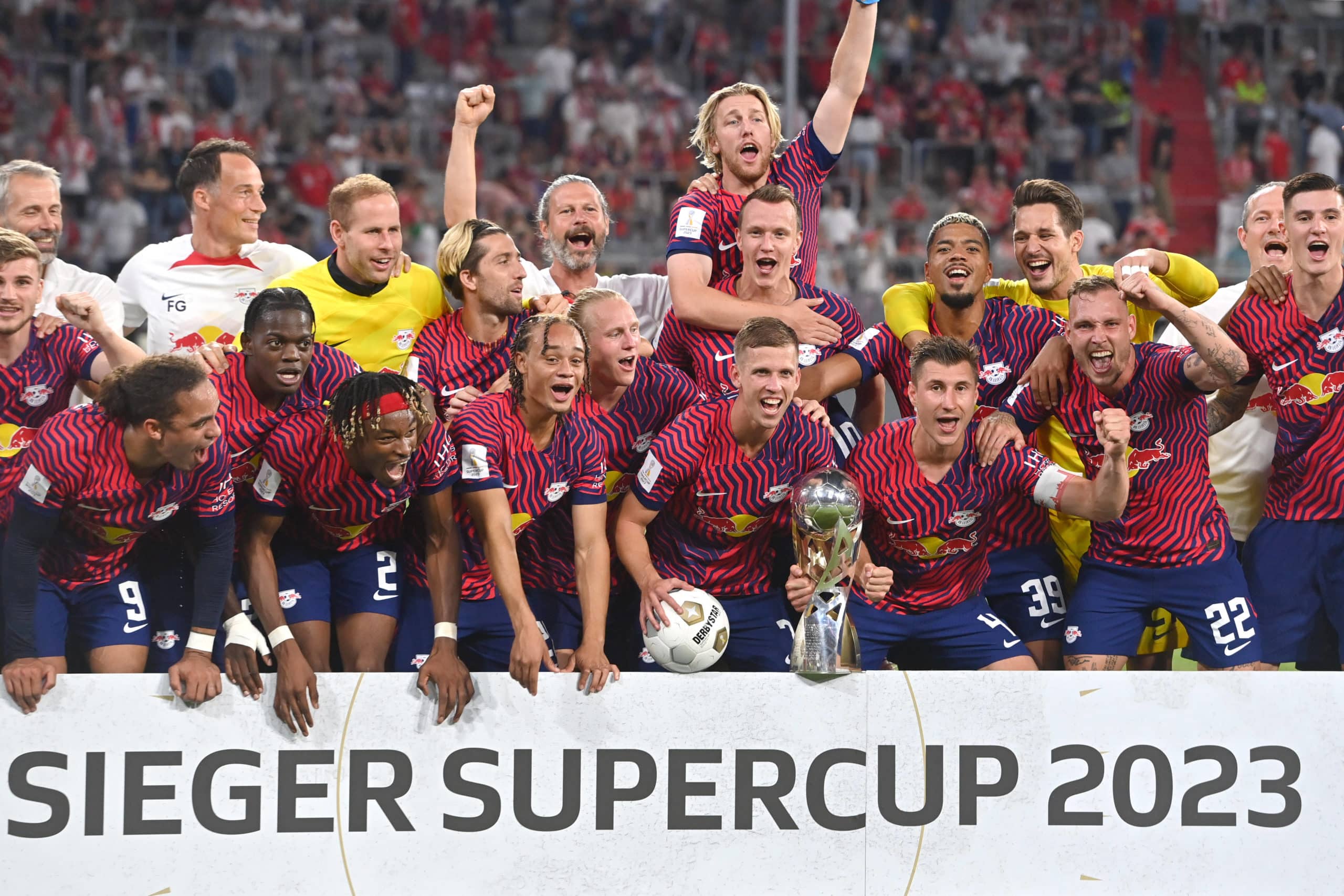 Jogadores do Leipzig comemoram o título