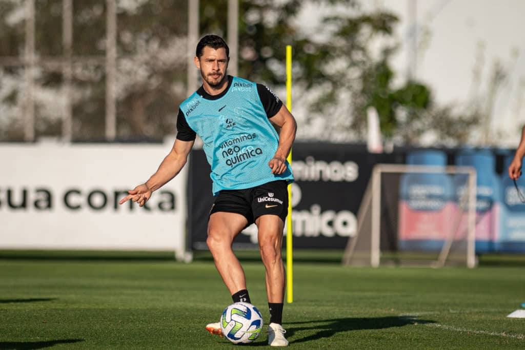 Giuliano em treino do Corinthians