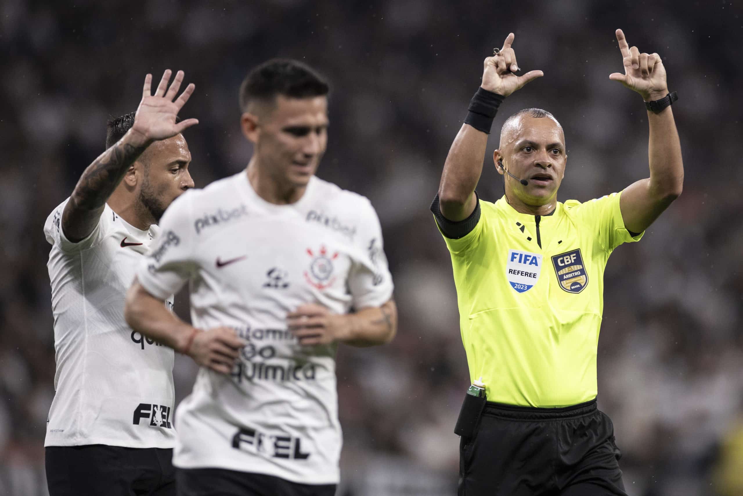 CBF decide afastar equipe do VAR após erro na partida entre Corinthians e Grêmio