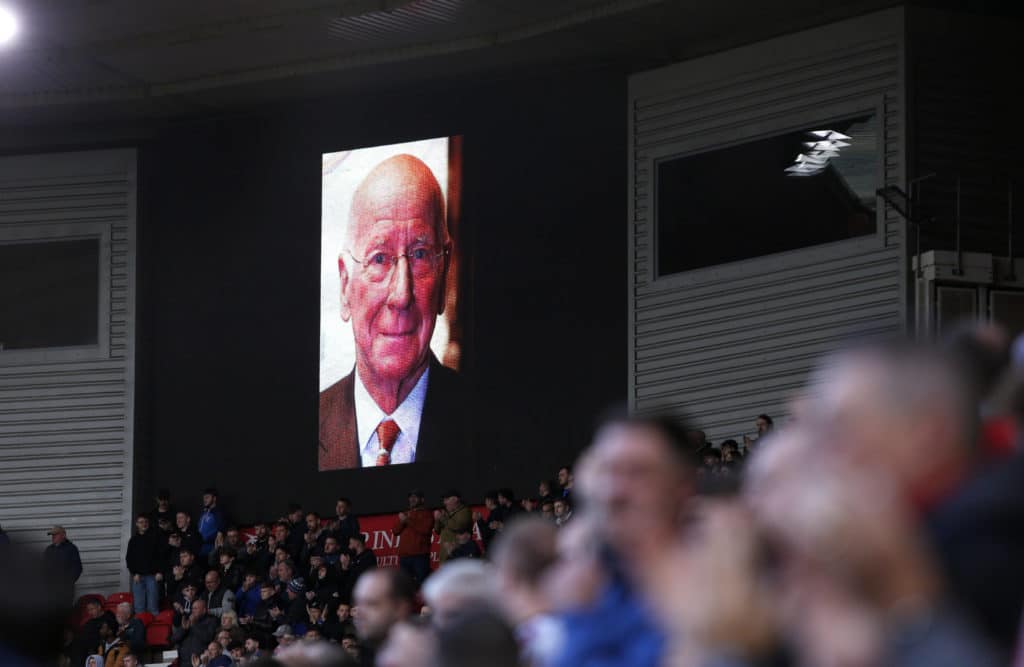 Jogos do Campeonato Inglês tiveram 1 minuto de silêncio em homenagem a Bobby Charlton