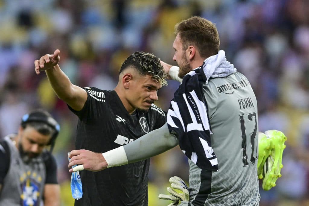 Tiquinho e Lucas Perri comemoram a vitória do Botafogo