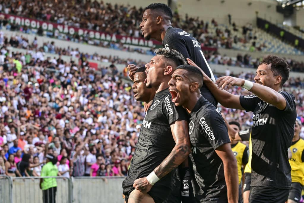 Jogadores do Botafogo comemoram com Tiquinho