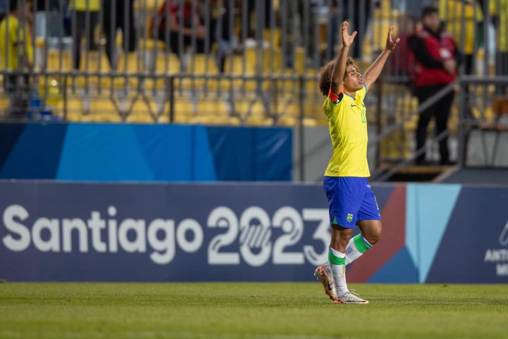 Guilherme Biro comemora o seu gol