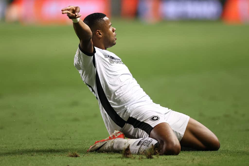 Júnior Santos marcou os dois gols da vitória alvinegra
