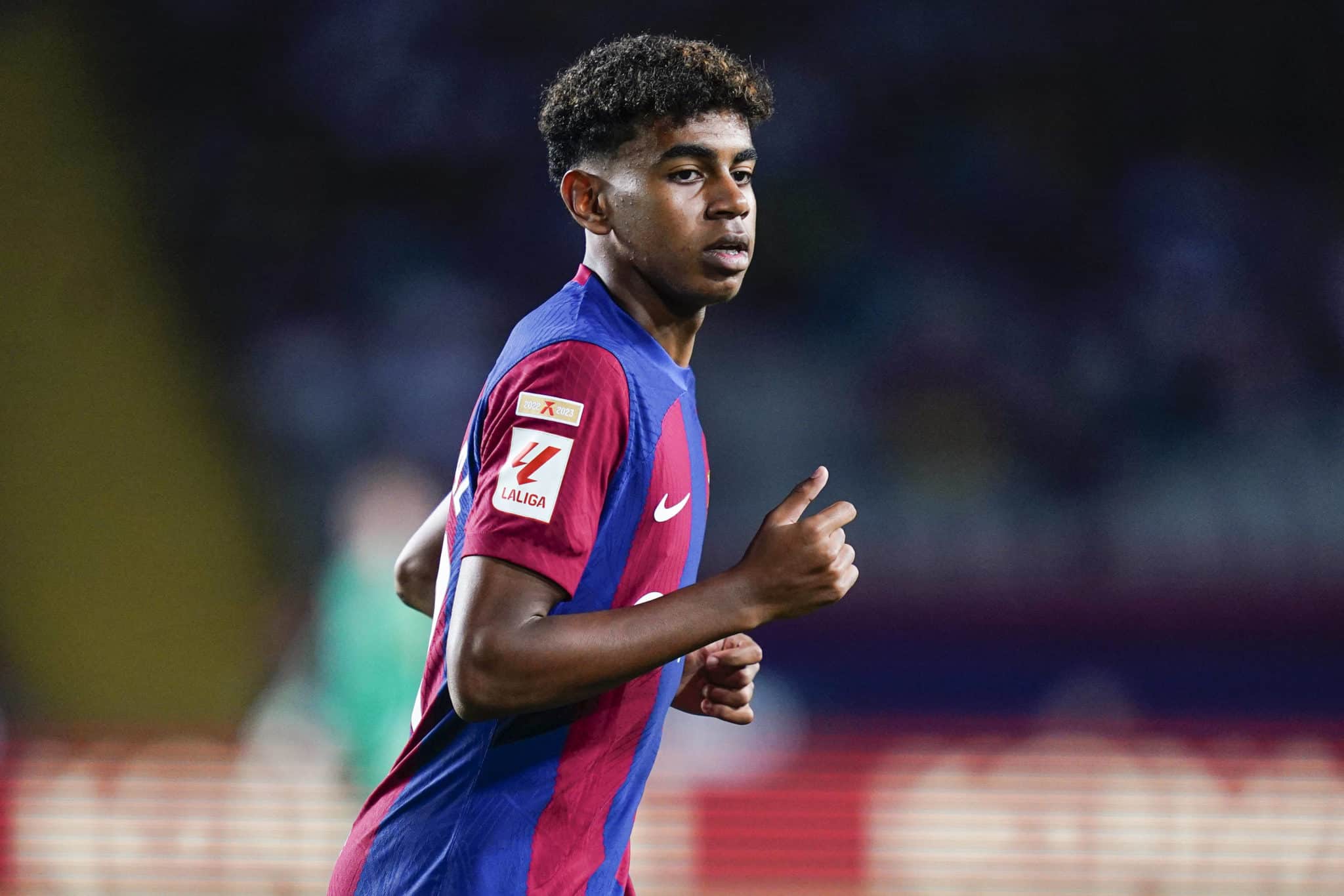 Barcelona renova o contrato do atacante Lamine Yamal e jovem de 16 anos