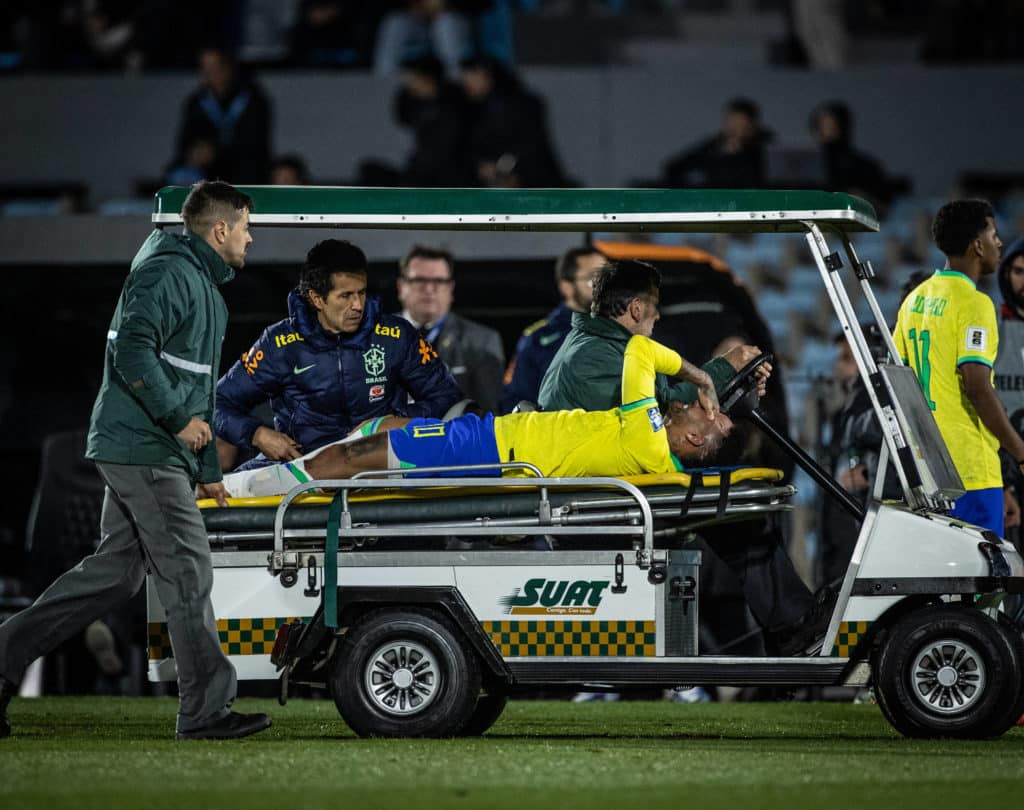Neymar deixa o campo chorando após lesão