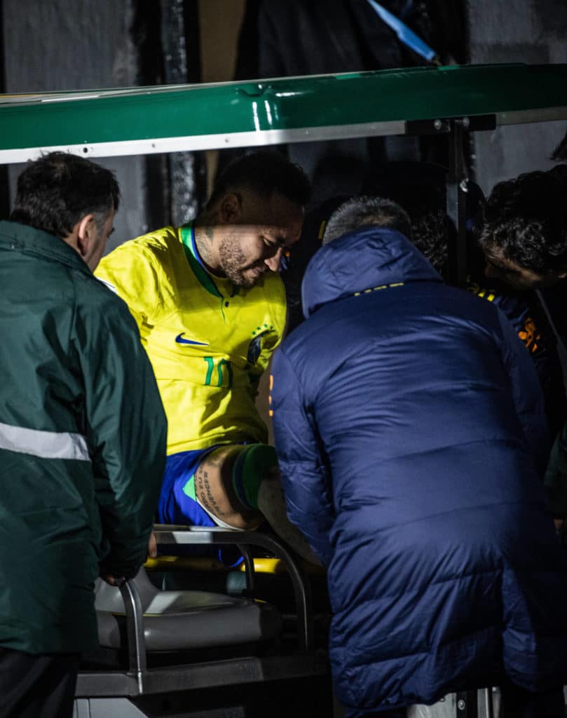Neymar deixou o campo chorando