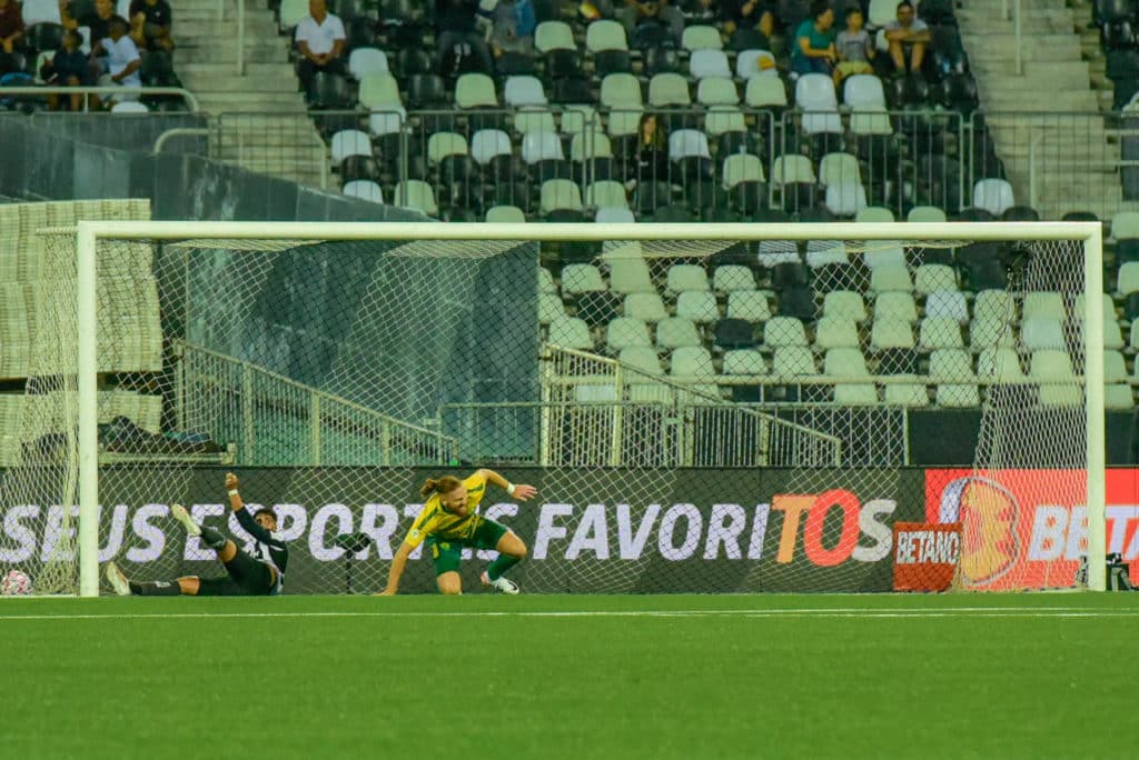 Isidro Pitta, na raça, marcou o gol do Cuiabá