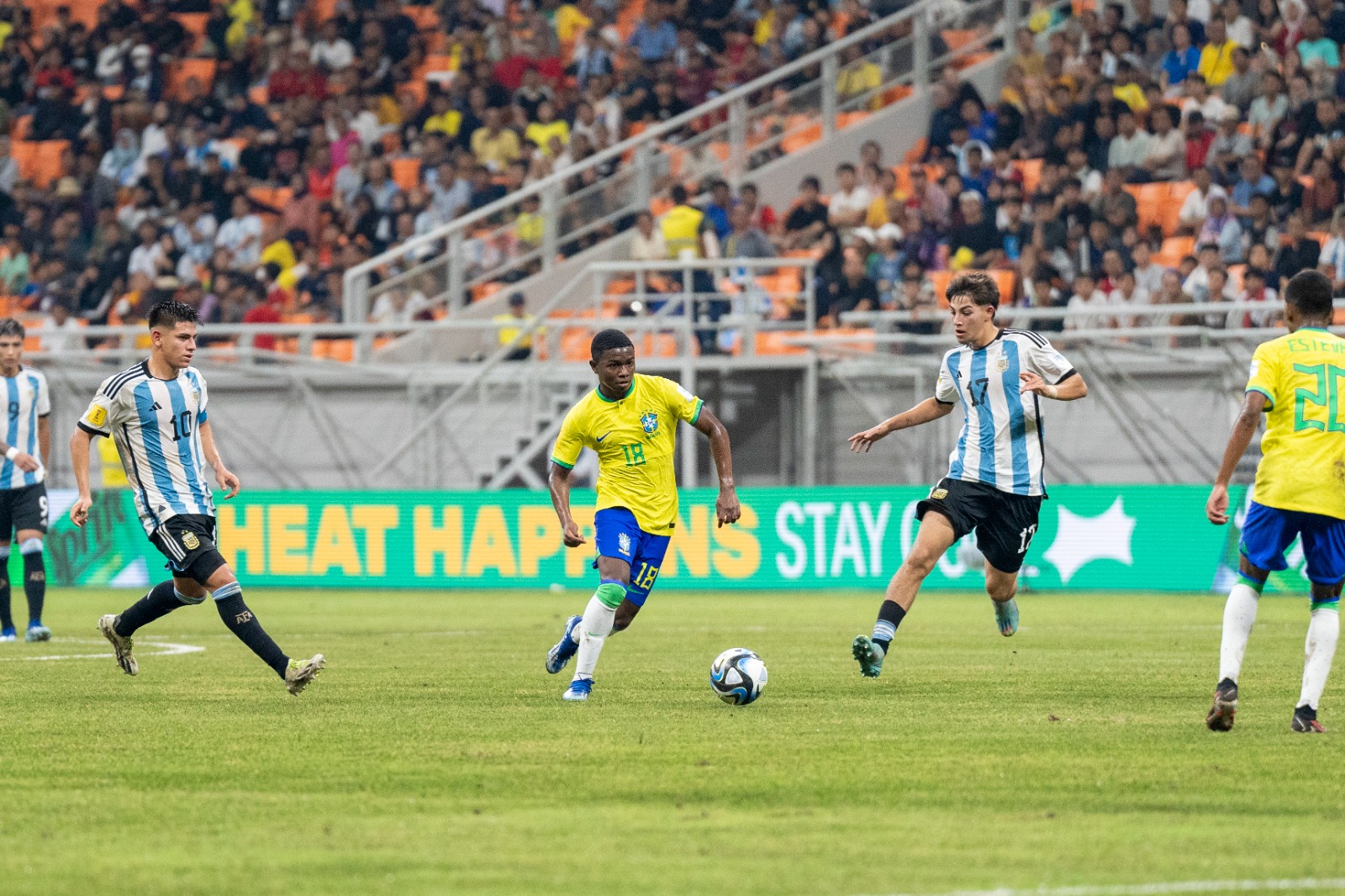 Echeverri, à esquerda, acabou com o Brasil no Mundial Sub-17