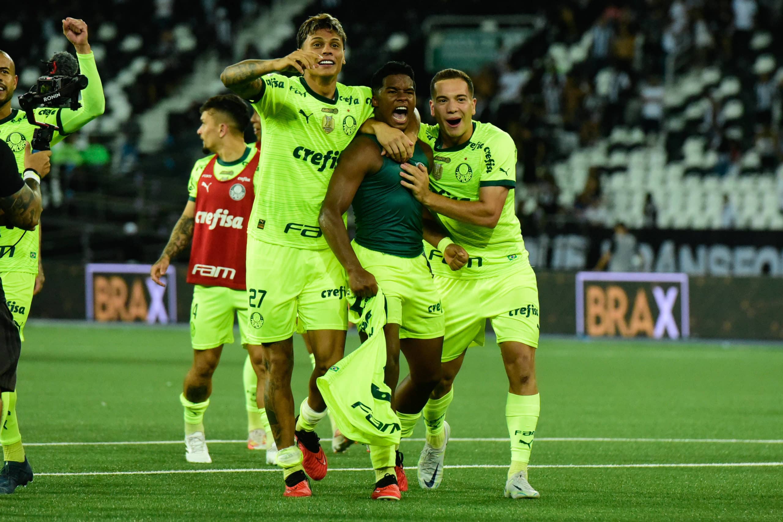 Endrick comemora a grande vitória do Palmeiras