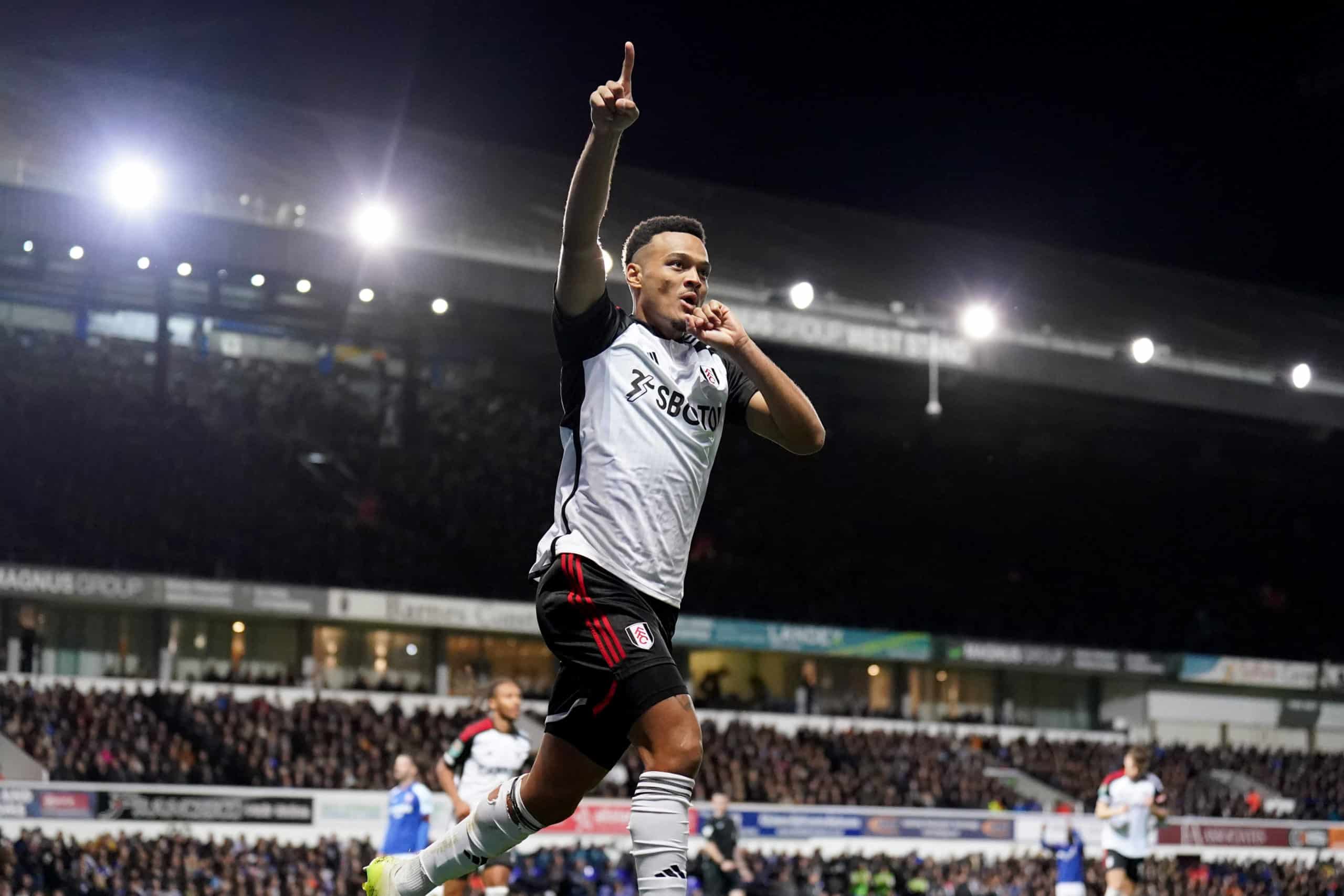 Rodrigo Muniz comemora gol pelo Fulham